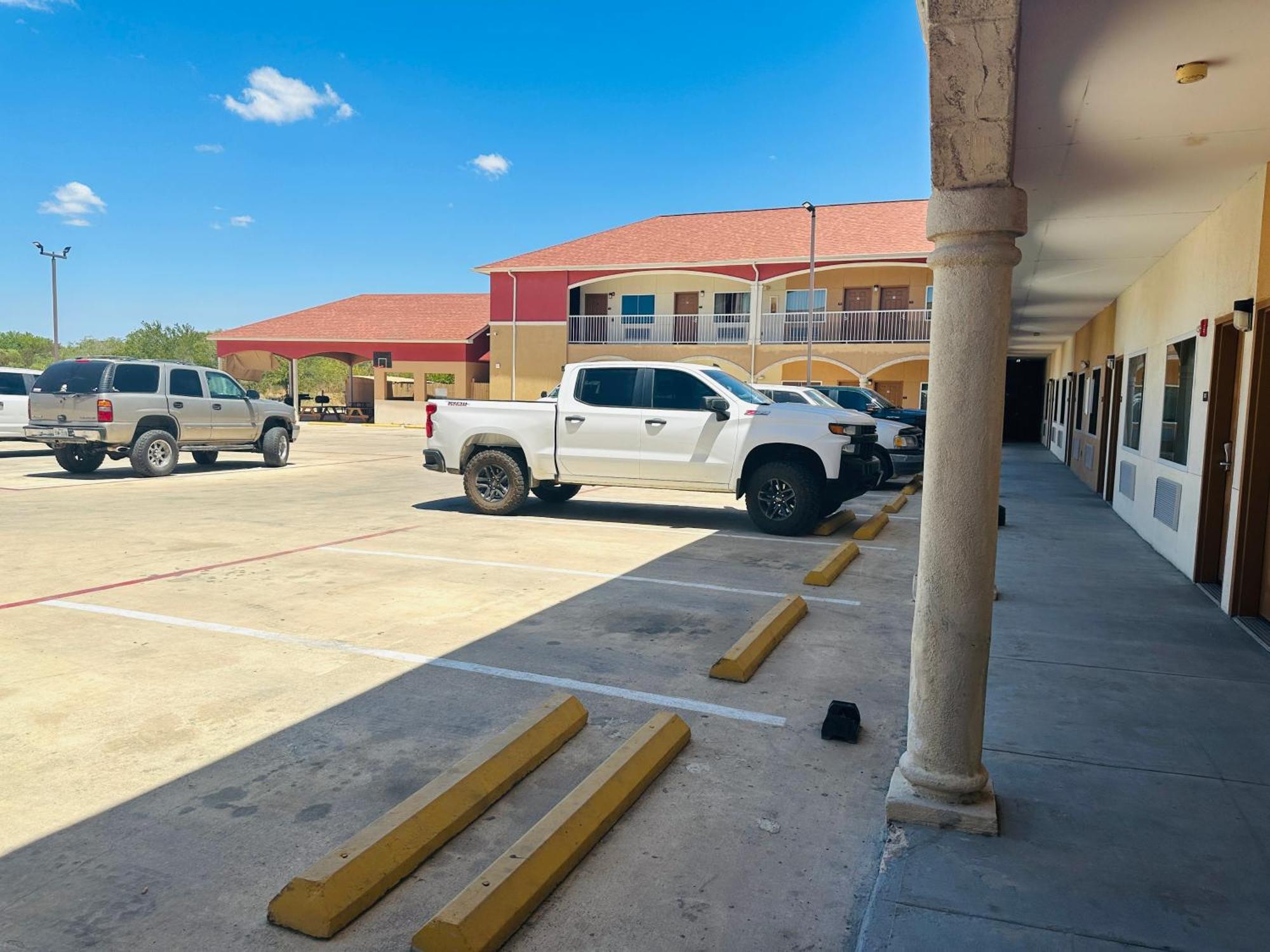 Executive Inn & Suites Floresville 외부 사진